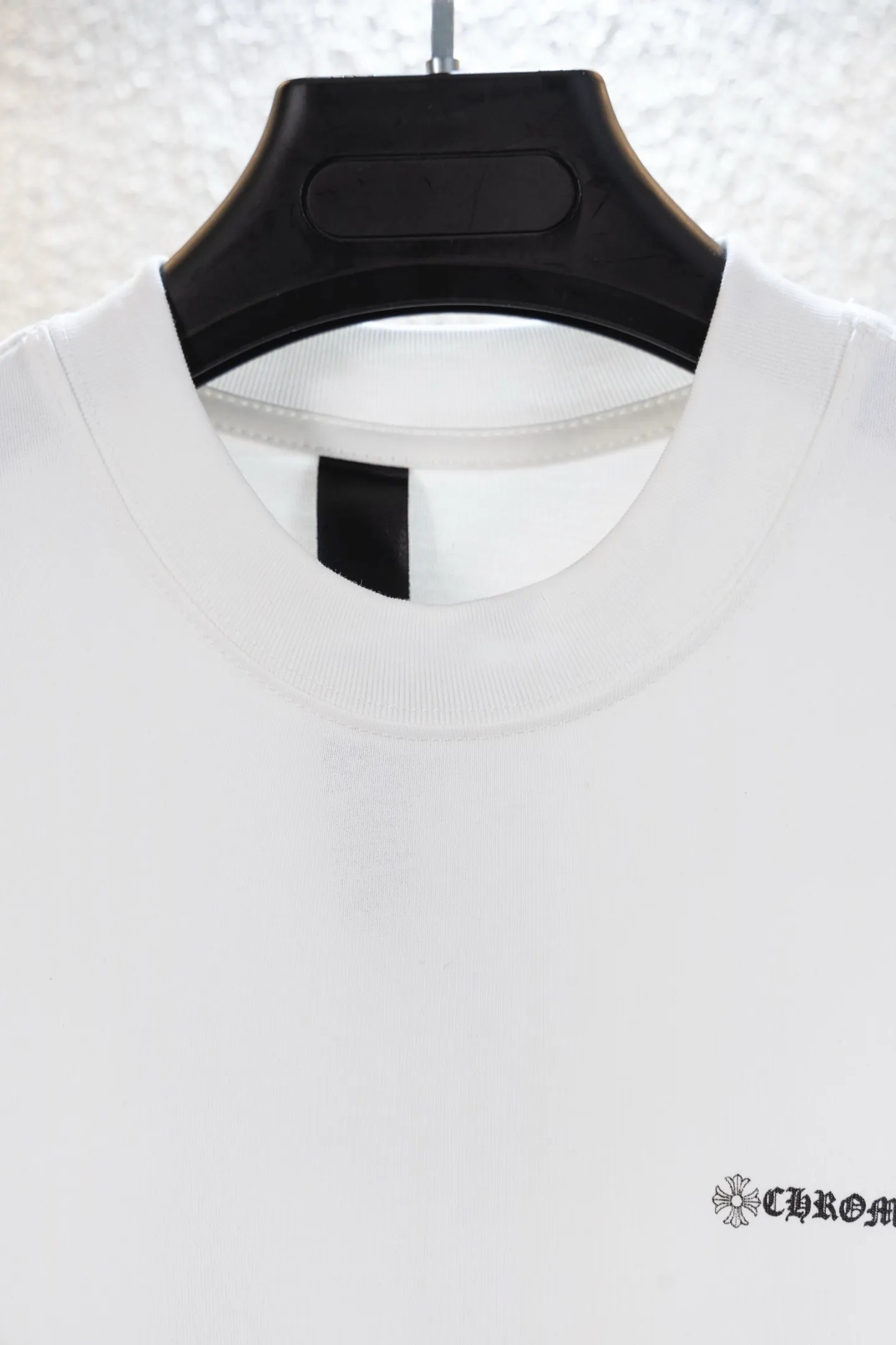 🅿️190 style number k8053 CH Kejia Sanskrit cross heavy industry foam printed T-shirt! Every one of Crow's products is really unique. Every piece has a back view. This leather label design is really cool. The leather label and silver jewelry design make the whole dress the icing on the cake. The texture of the whole short-sleeved piece is really amazing. It is made of 260g pure cotton fabric! 100% authentic to the official version, with all the details. All cuffs, shoulder seams, armholes, and necklines are all double-needle crimping. This is the rigorous craftsmanship that big brands should have. Details determine quality. The original washed tag packaging is full of style! The whole piece adopts three-needle and five-thread technology (neckline-shoulder seam-sleeve seam-double-pressed thread, which looks more three-dimensional and textured) and has the same craftsmanship as the original original, with a classic version, small dropped shoulders, and a micro silhouette! Color: Black White Size: XS-L
